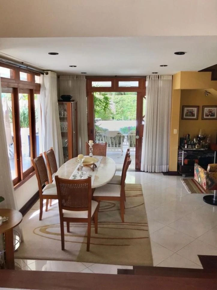 Casa de 290 m² con balcón cerrado con vidrio y bañera — photo 23