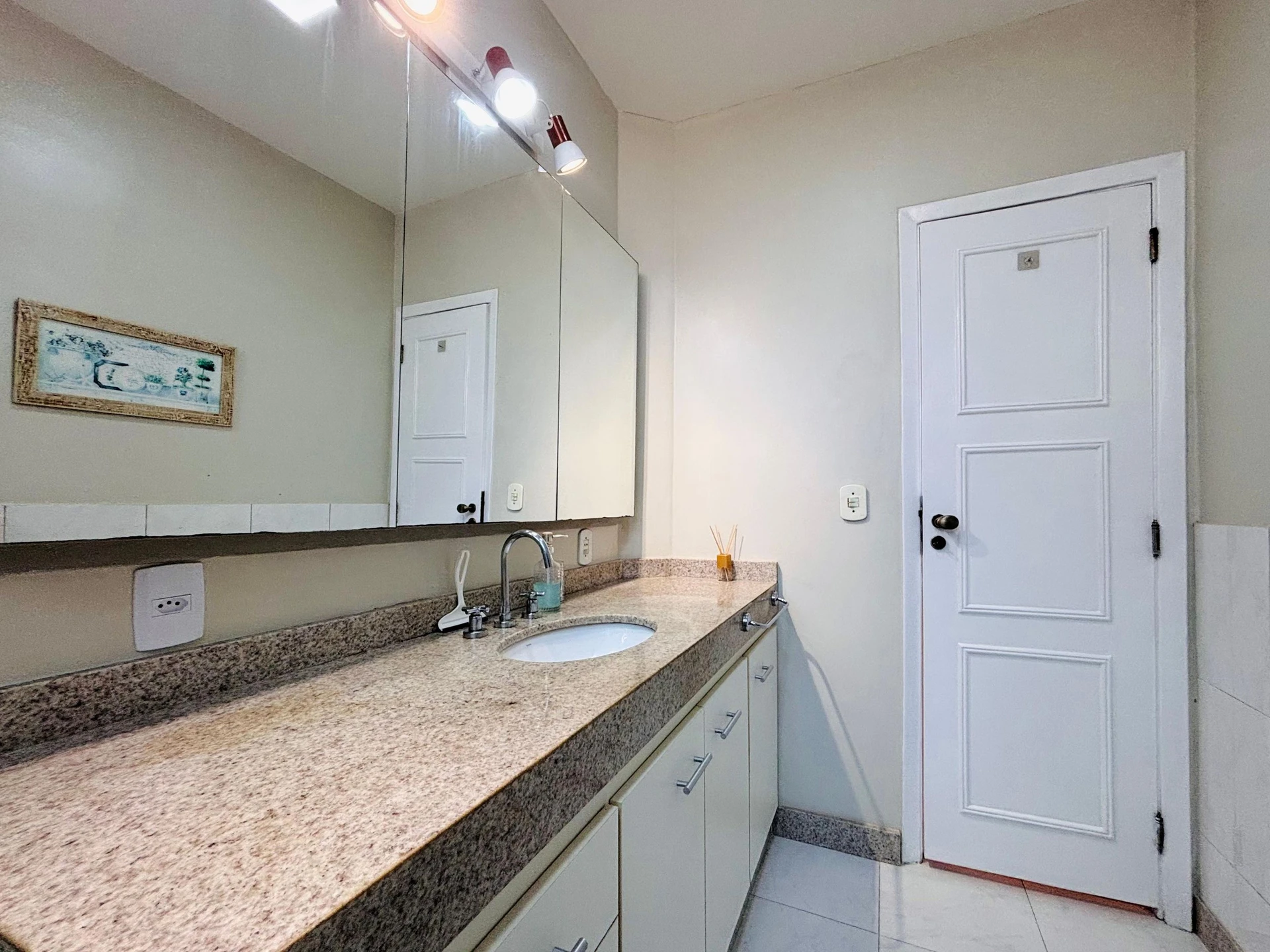 Mountain view in a 3-bedroom apartment, 120 m² — photo 14