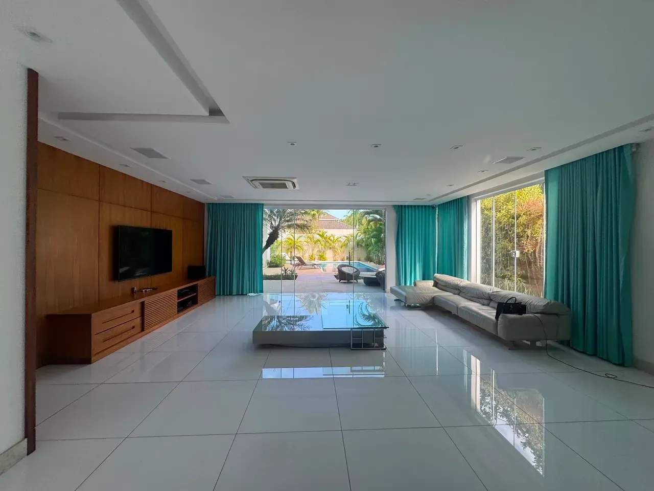 Furnished house, 750 m², with floor-to-ceiling windows — photo 13