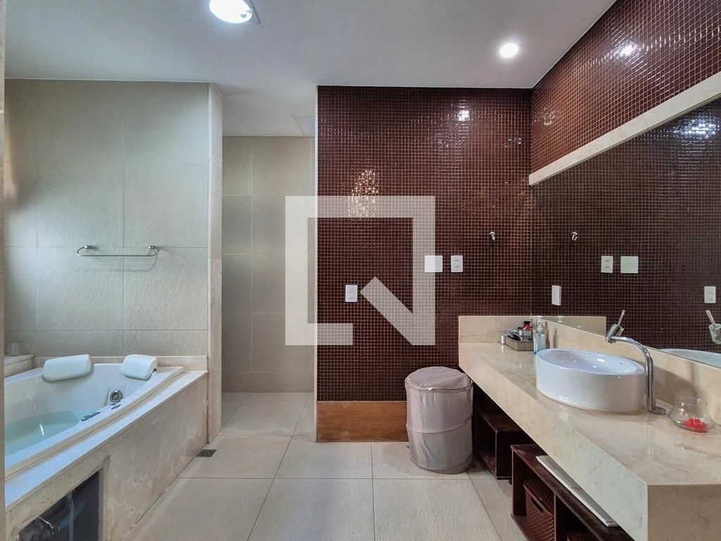 Furnished apartment with 5 en-suite bedrooms and terrace — photo 75