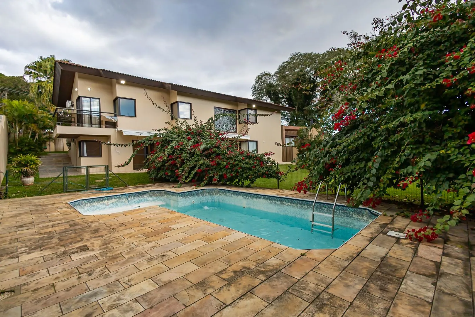 Rental house with 4 bedrooms and 5 bathrooms across 550 m² — photo 11