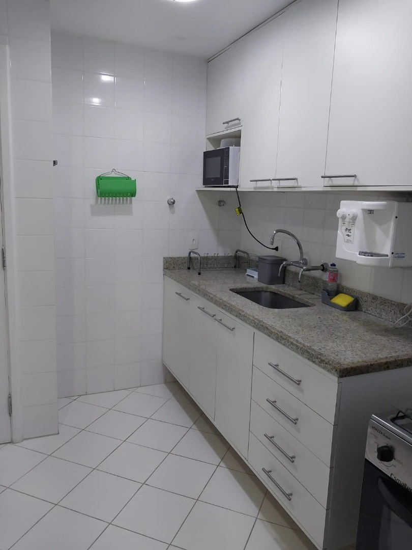 Furnished 3-bedroom apartment with balcony — photo 8
