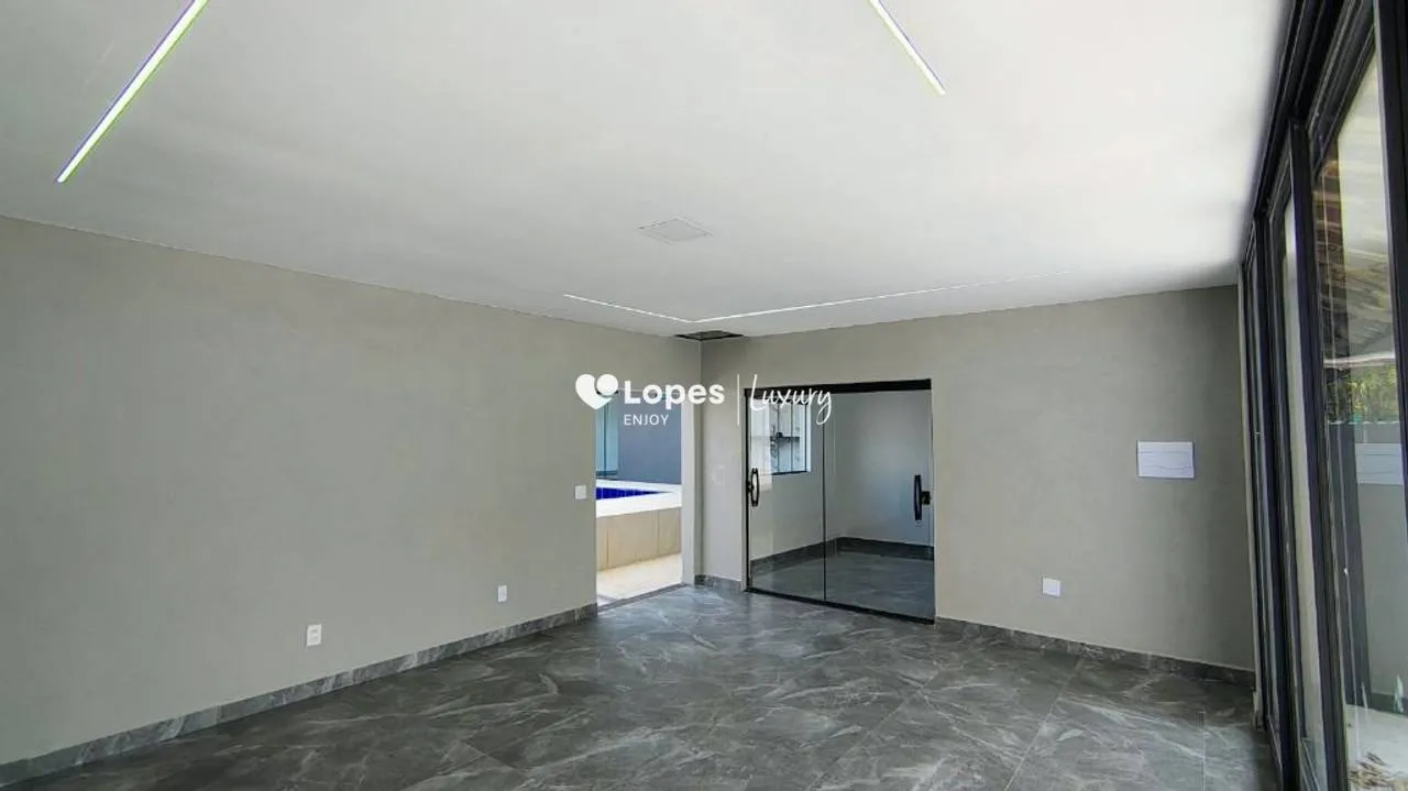 5-bedroom house with open-plan kitchen and gas stove — photo 17