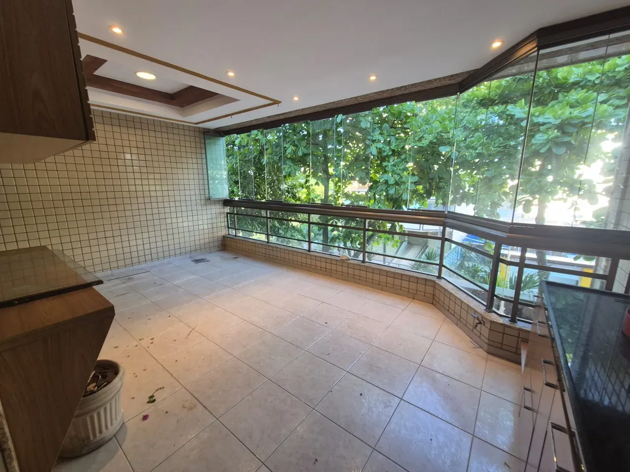 Glass-enclosed balcony in a 3-bedroom apartment, 115 m² — photo 10