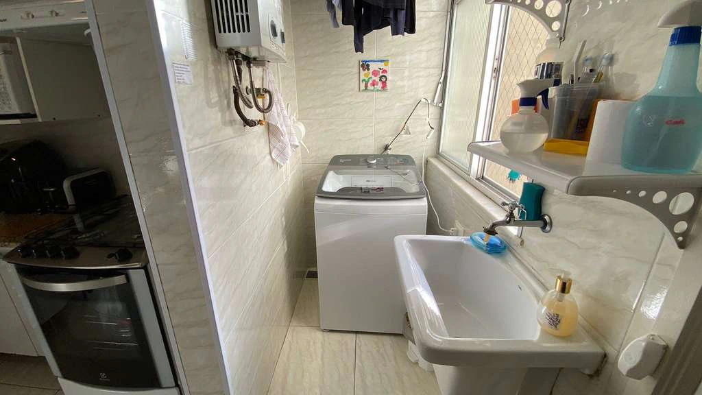 Apartamento de 3 quartos com fogão a gás e móveis — photo 8