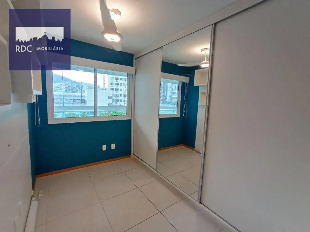 Glass-enclosed balcony in a 3-bedroom apartment, 108 m² — photo 3