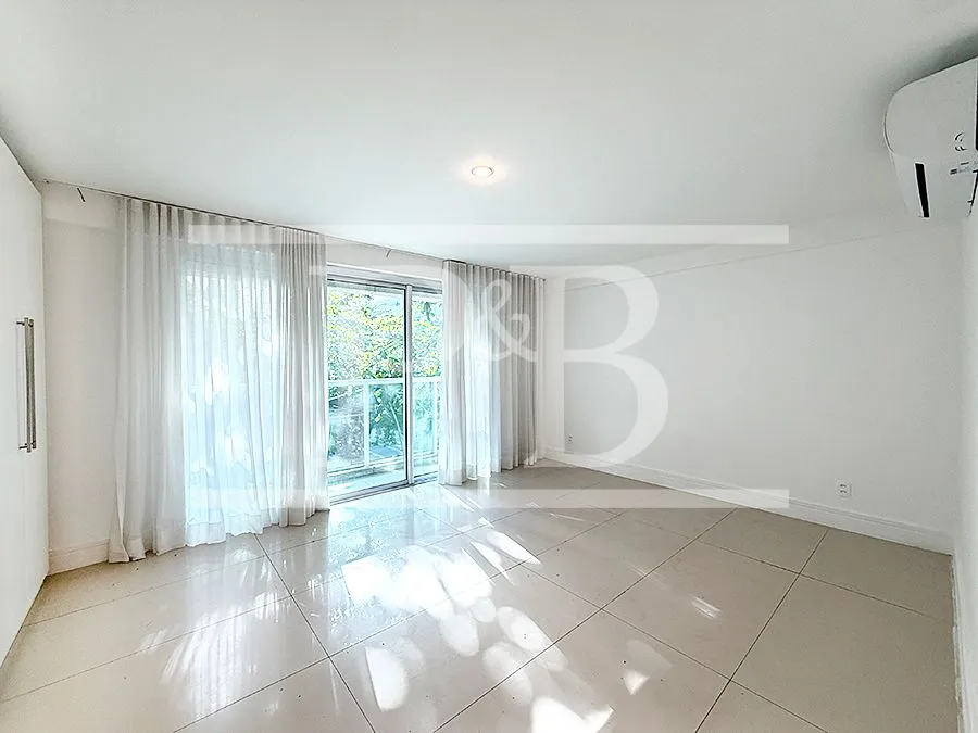 4-bedroom 300 m² apartment with a balcony — photo 2