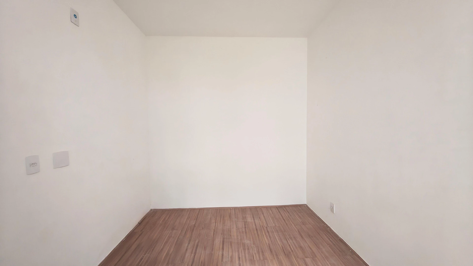 2-bedroom apartment in a building with a gym — photo 9