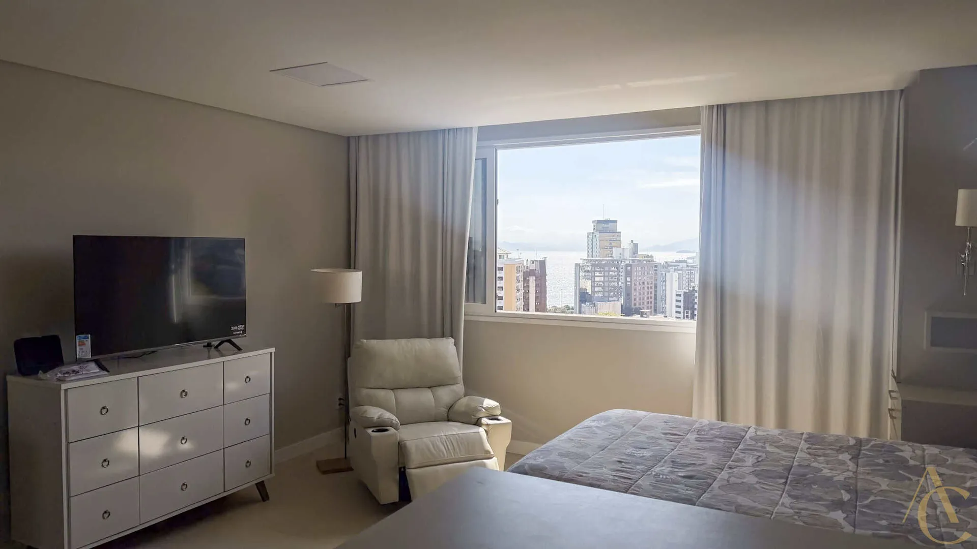 Furnished studio with glassed-in balcony and storage — photo 17
