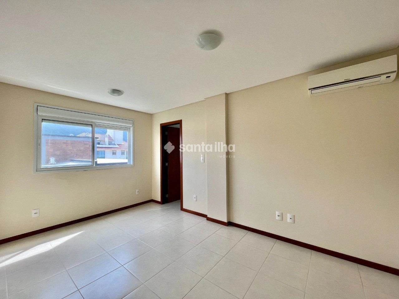 Balcony with a grill in a 2-bedroom apartment, 73 m² — photo 11