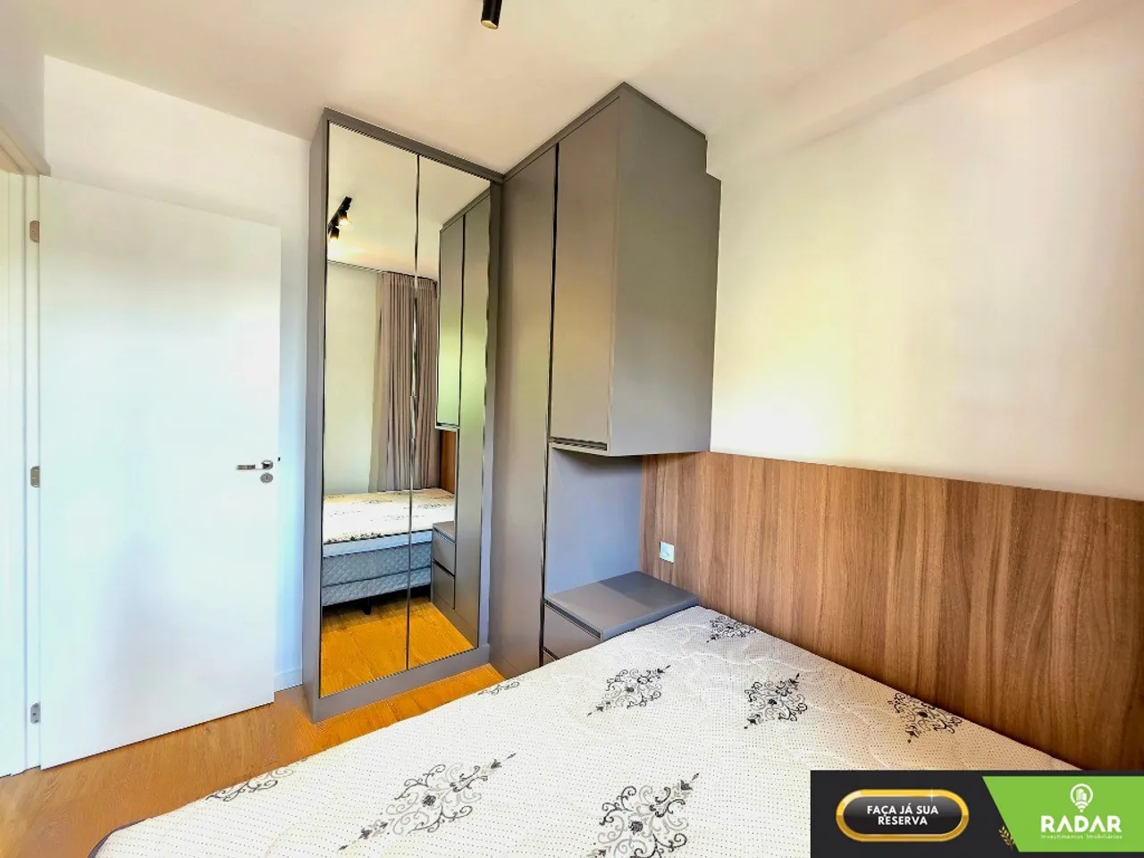 Furnished 2-bedroom apartment with open-plan kitchen — photo 14