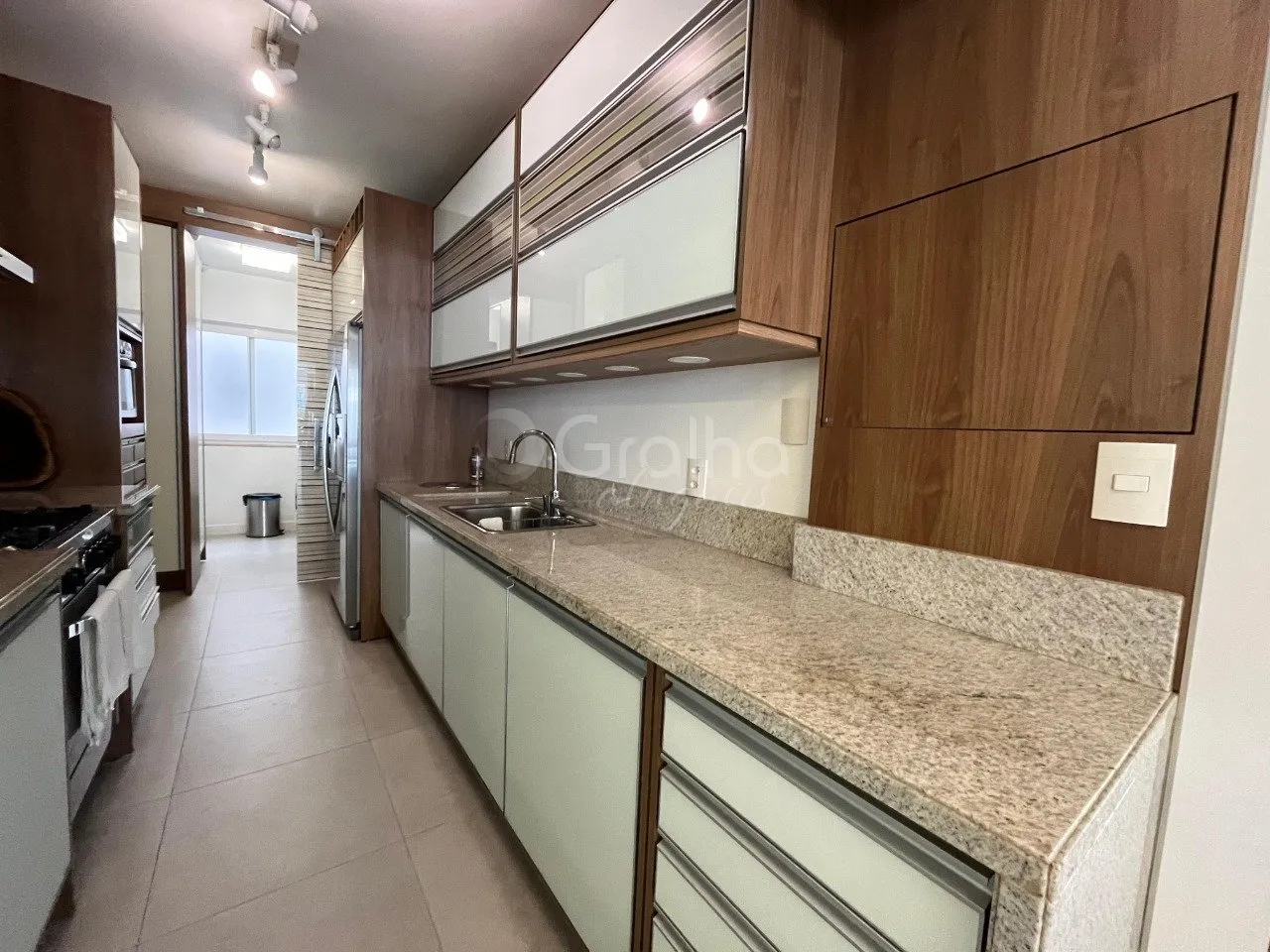 Furnished apartment with 3 bedrooms and 199 m² — photo 7