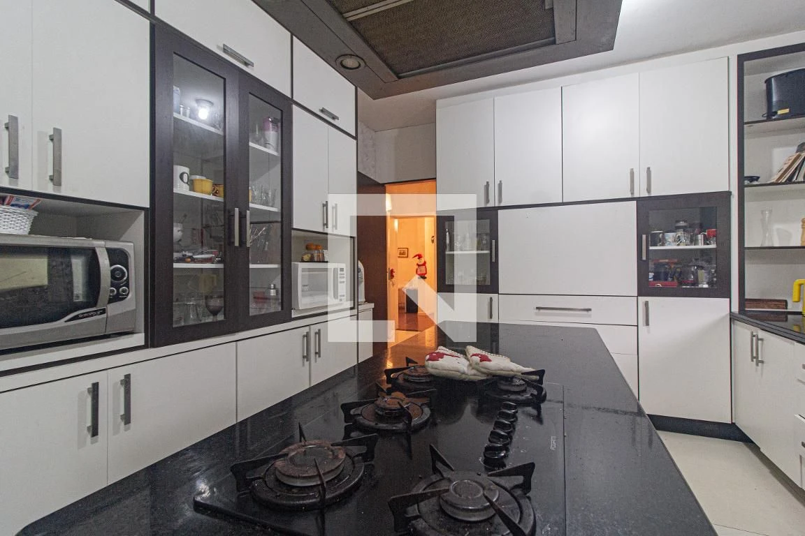 3-bedroom house with a walk-in closet in Curitiba — photo 7