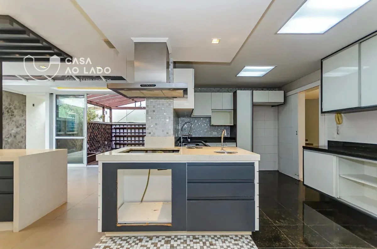 Balcony with a grill in a 3-bedroom house, 264 m² — photo 2