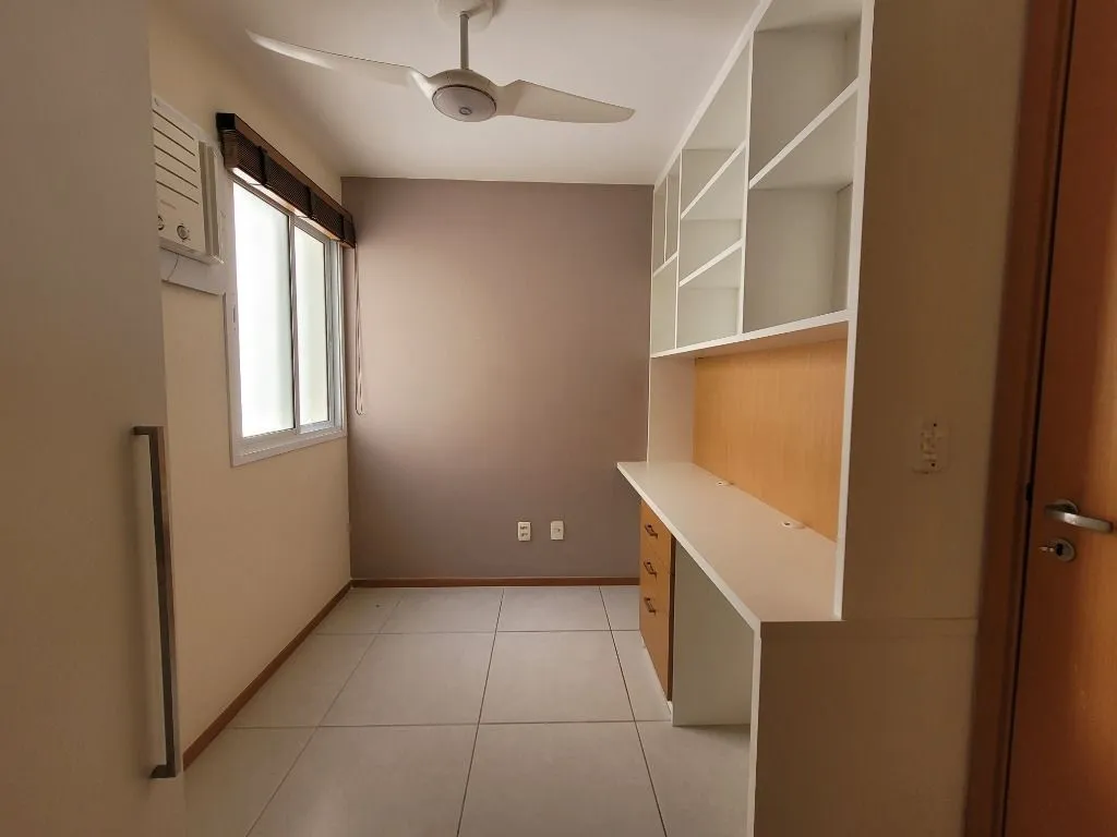 Glass-enclosed balcony in a 3-bedroom apartment, 108 m² — photo 12