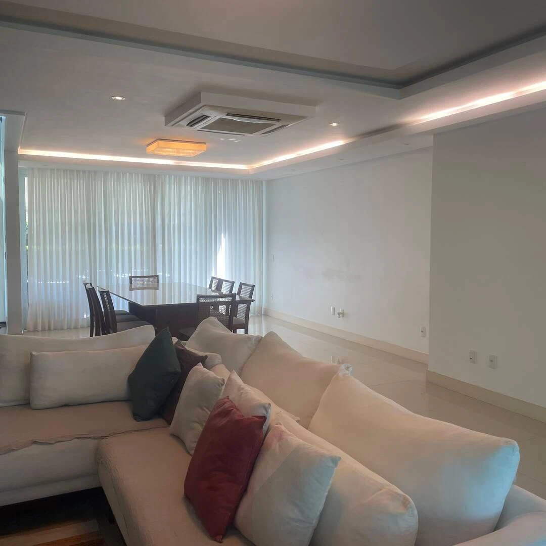 5-bedroom house with a glass-enclosed balcony — photo 2