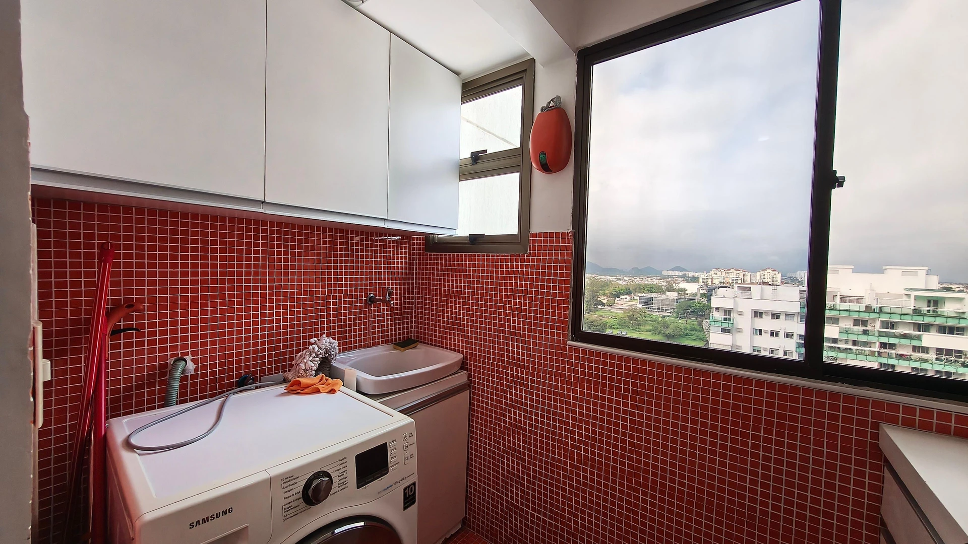 One-bedroom apartment in a building with a gym — photo 15