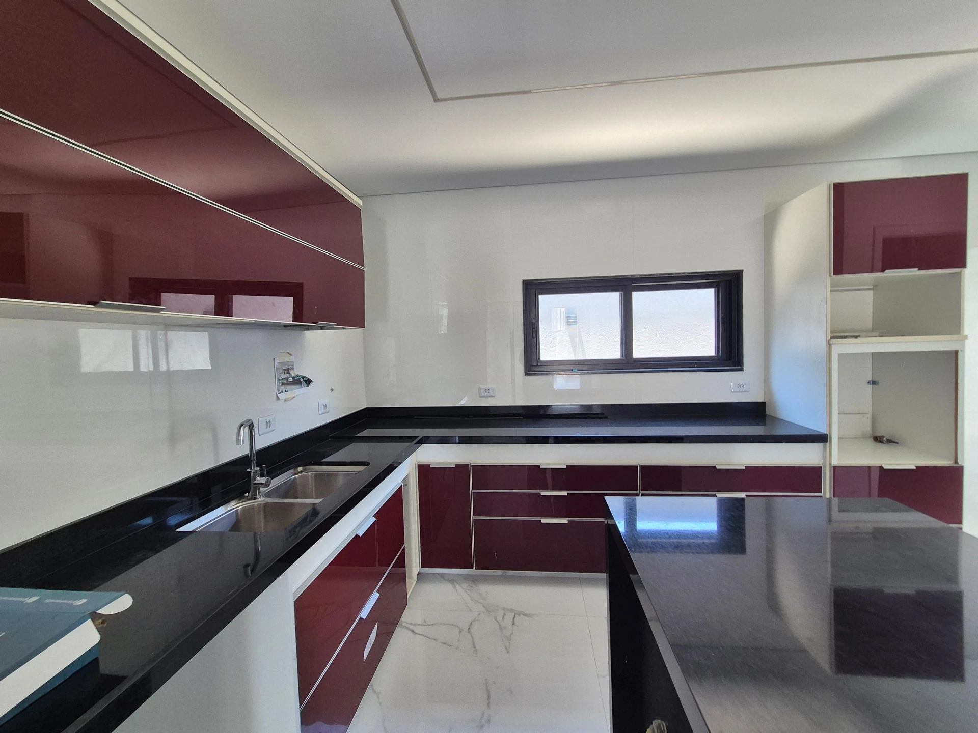 Furnished house, 403 m², with a grill on the balcony