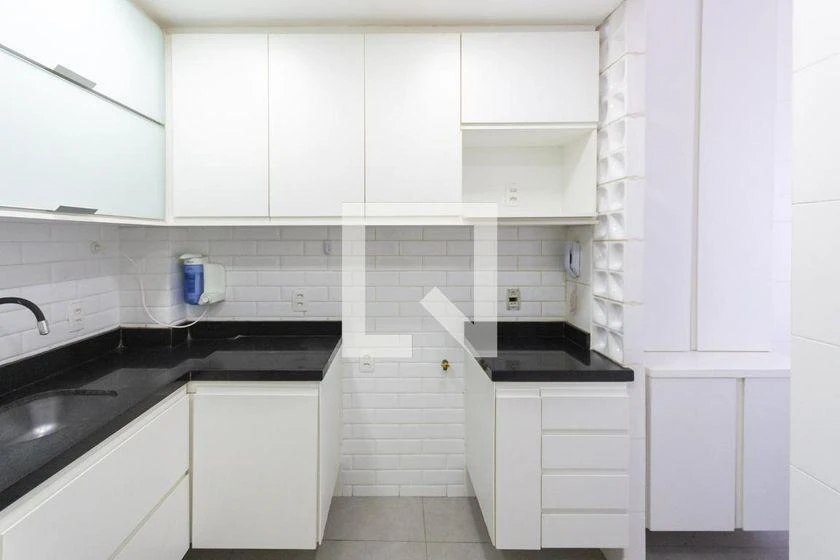 Wood or laminate floors in a 3-bedroom apartment, 64 m² — photo 9