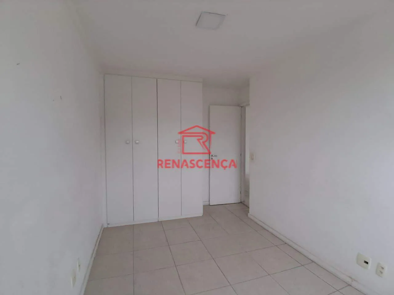 Apartamento de 2 dormitorios con vistas a la ciudad y montañas — photo 17