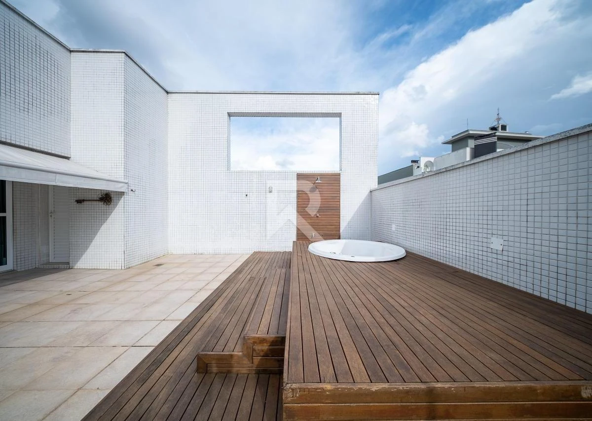 192 m² apartment with floor-to-ceiling windows and a bathtub — photo 2