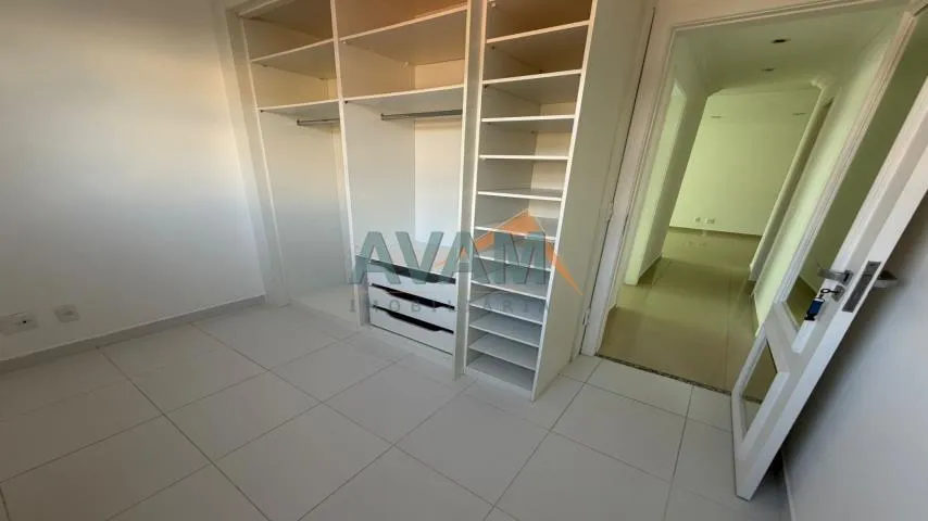 Glass-enclosed balcony in a 3-bedroom apartment, 80 m² — photo 4