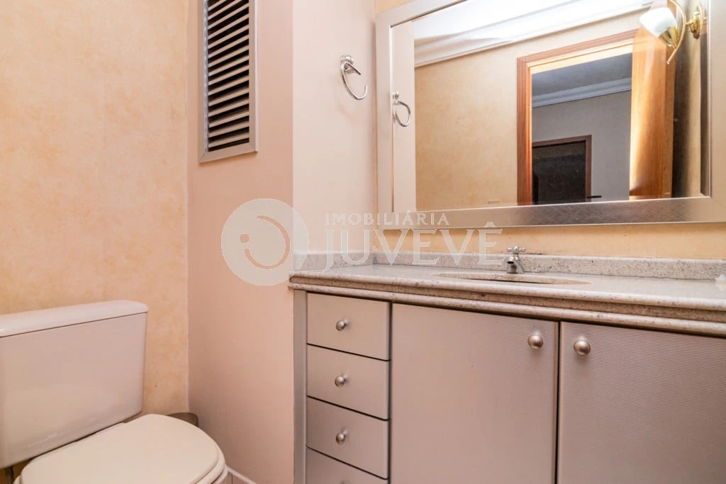 130 m² apartment with a walk-in closet and a bathtub — photo 5