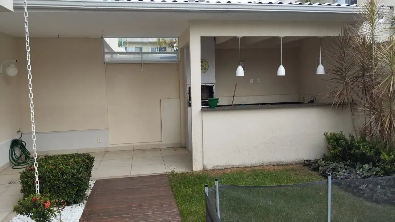 Balcony with a grill in a 5-bedroom house, 220 m² — photo 58