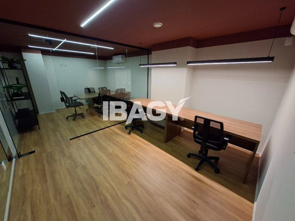 30 m² apartment with 1 bedroom and tall windows — photo 3