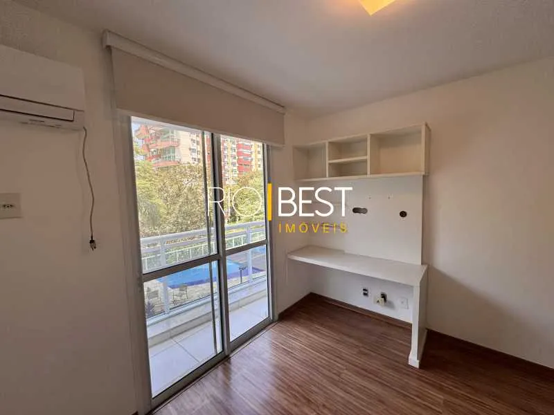 Apartamento de 99 m² com closet e janelas do piso ao teto — photo 19