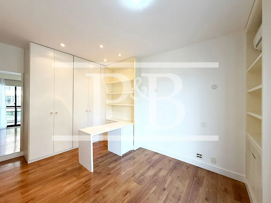 Furnished apartment, 230 m², with a bathtub — photo 19