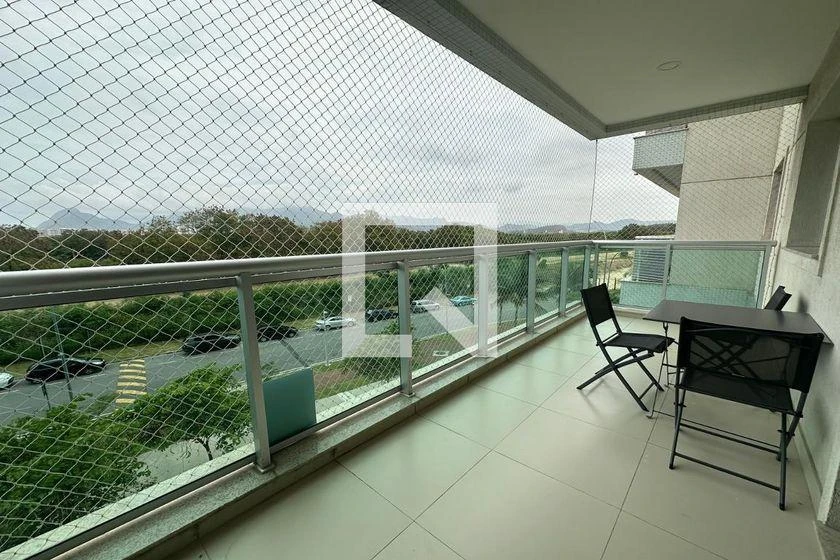 Apartamento mobiliado com 2 quartos e varanda