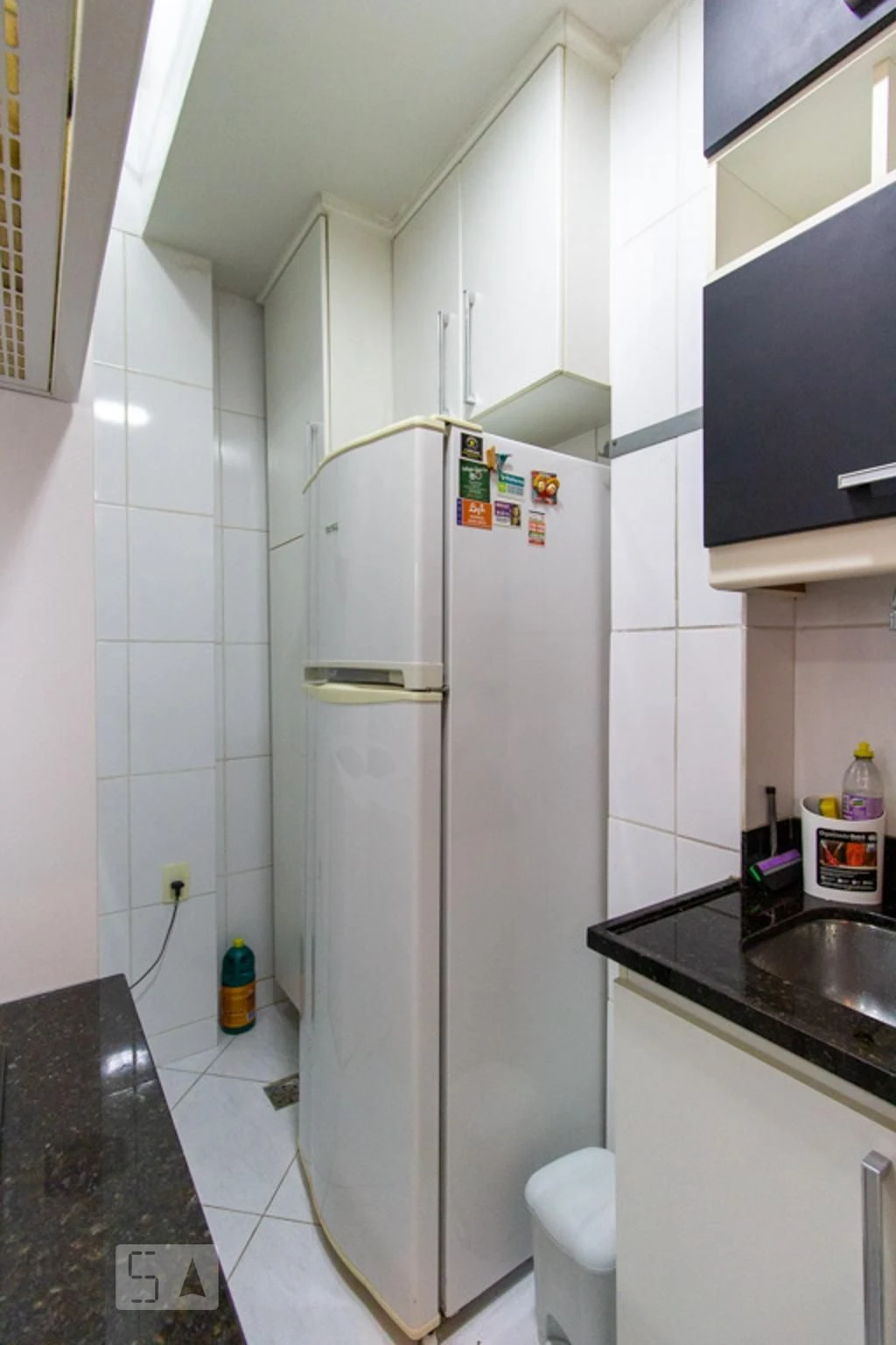 Furnished 1-bedroom apartment with a laundry area — photo 28