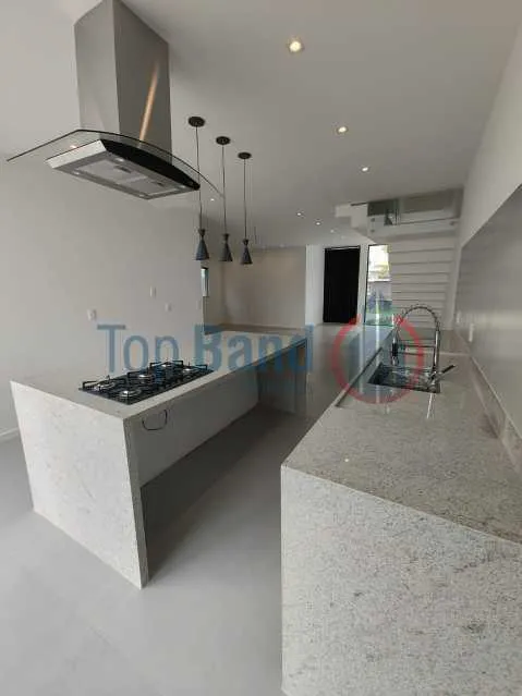 Unfurnished house with 4 bedrooms and 1 bathroom — photo 2