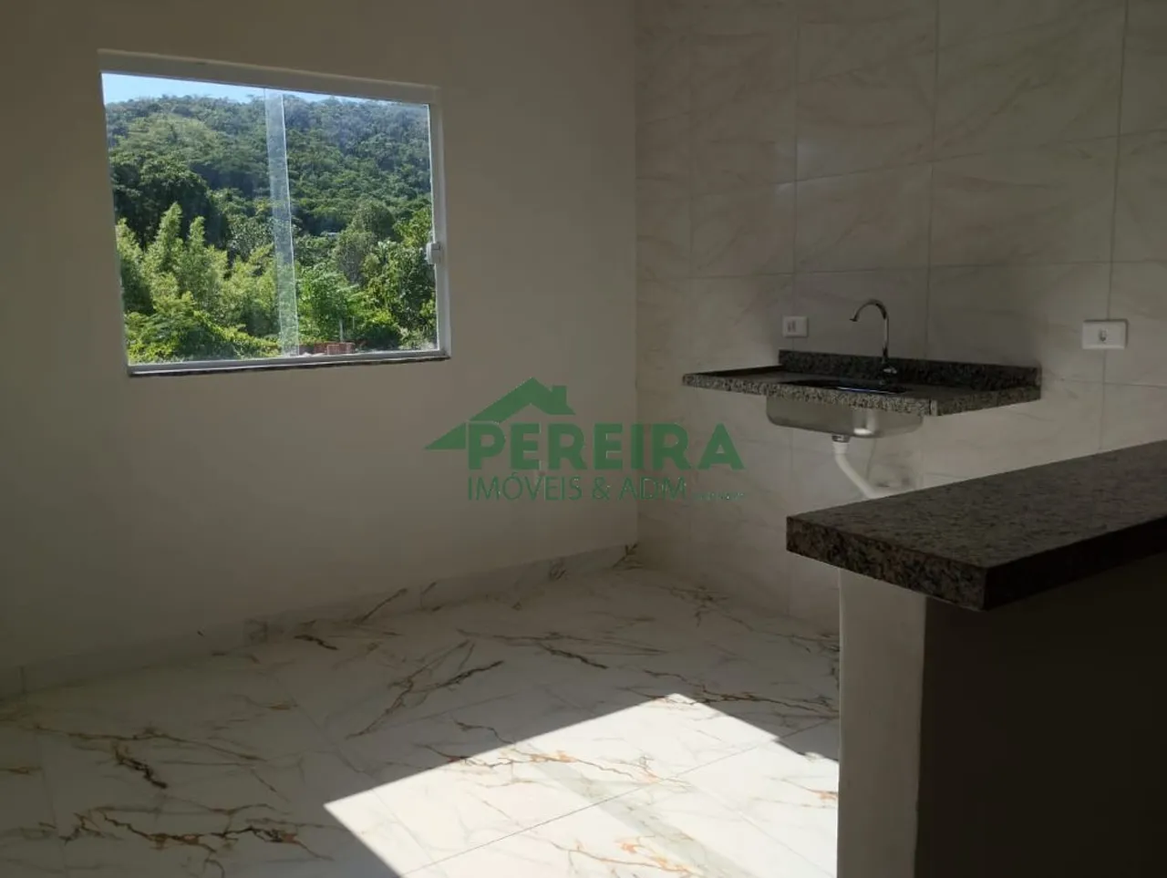 Casa sem mobília com 2 quartos e 1 banheiro