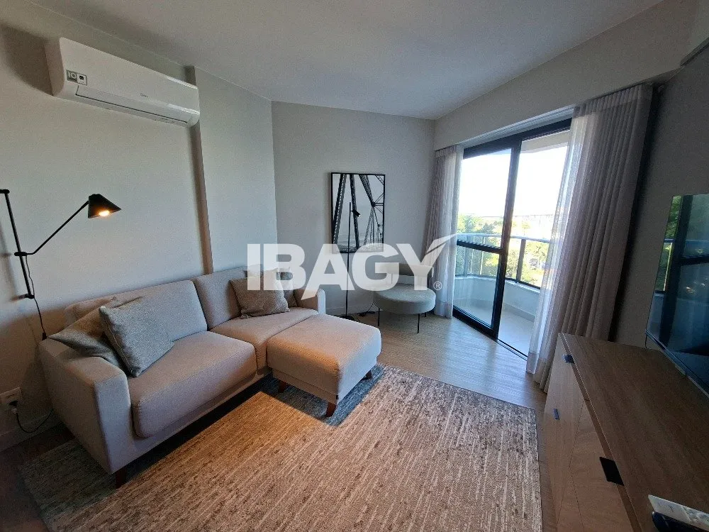 Studio with a glassed-in balcony and open-plan kitchen — photo 26