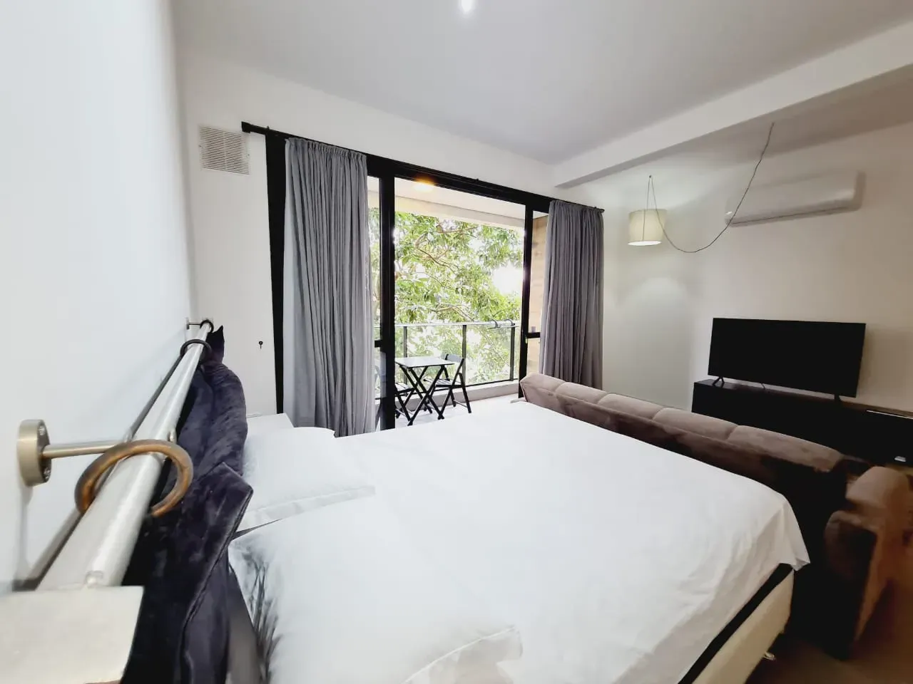 Studio with balcony grill and included parking spot — photo 18