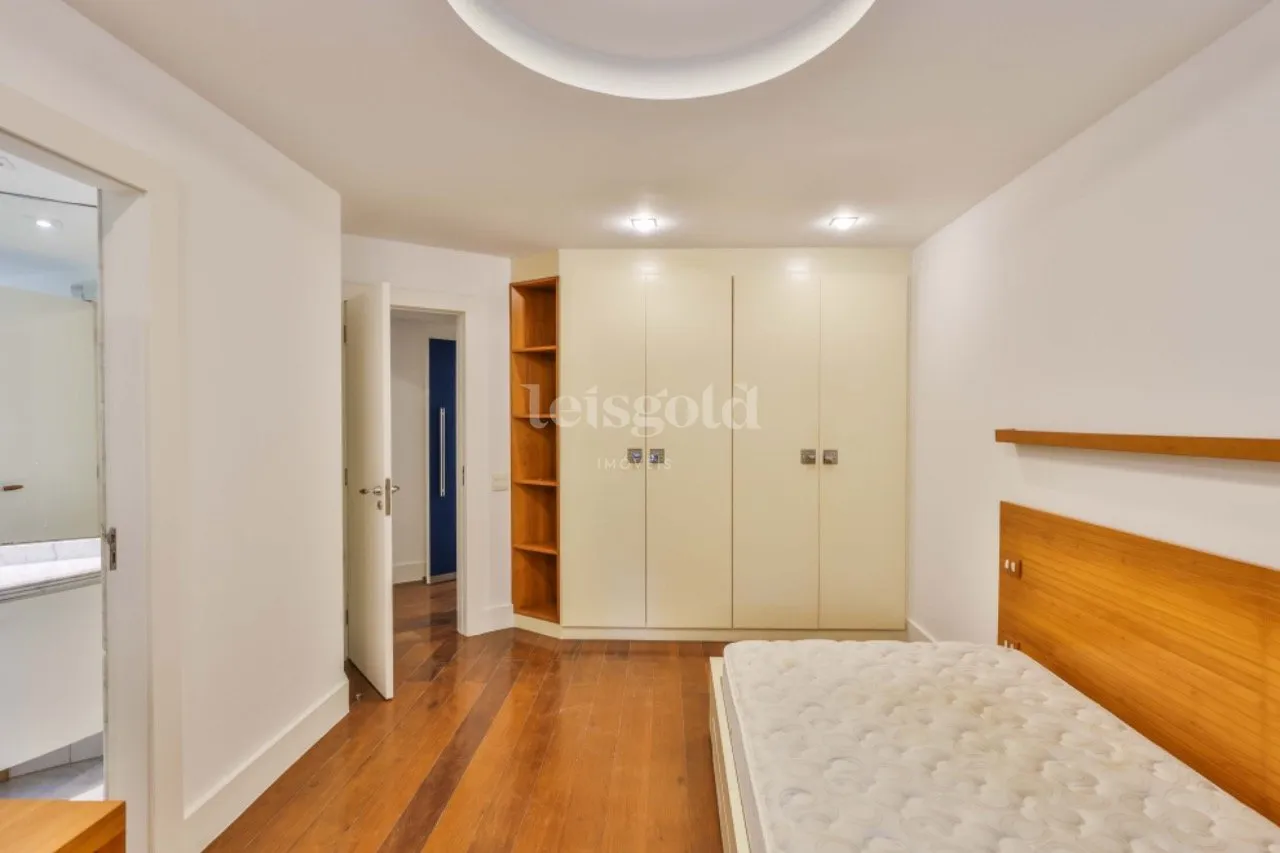 Floor-to-ceiling windows in a 2-bedroom apartment, 230 m² — photo 14