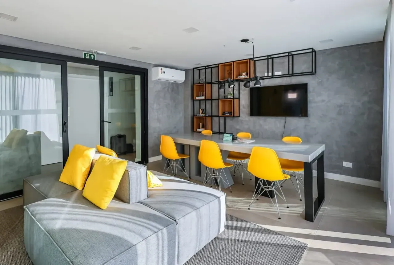 Furnished 1-bedroom apartment with open-plan kitchen — photo 7