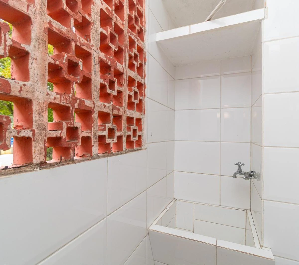2-bedroom apartment with wood or laminate floors in Curitiba — photo 7