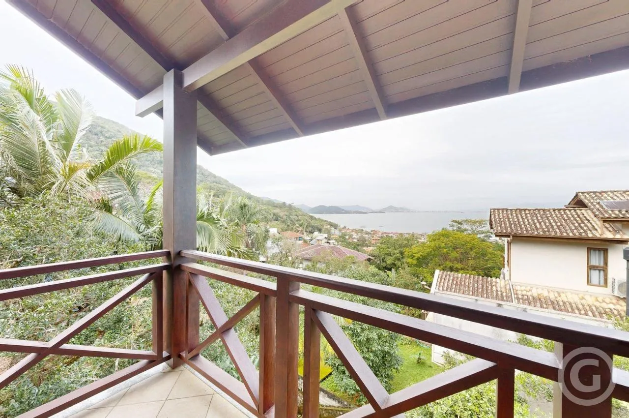 House with 5 bedrooms and a built-in balcony grill