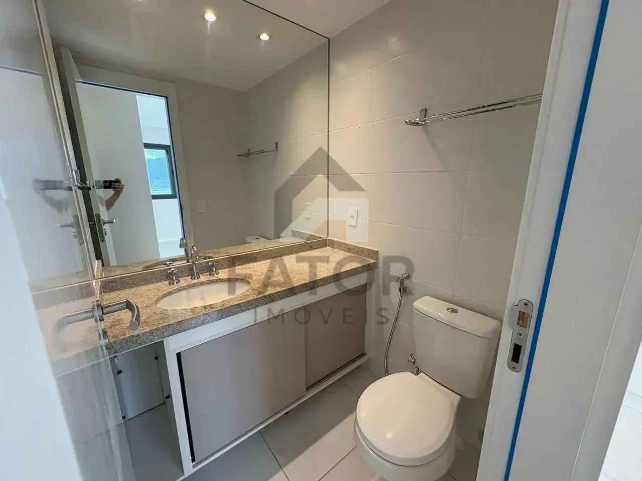 Apartamento com 3 quartos e varanda fechada de vidro — photo 16