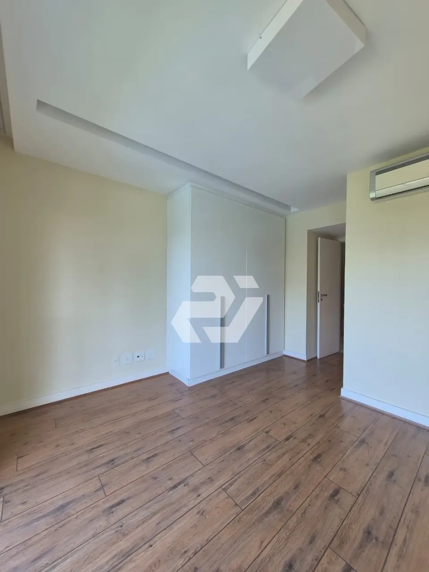 Apartment with 4 en-suite bedrooms and private garden — photo 9