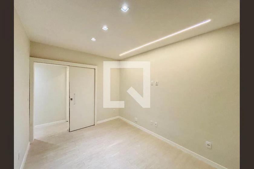Walk-in closet in a 3-bedroom apartment, 120 m² — photo 31