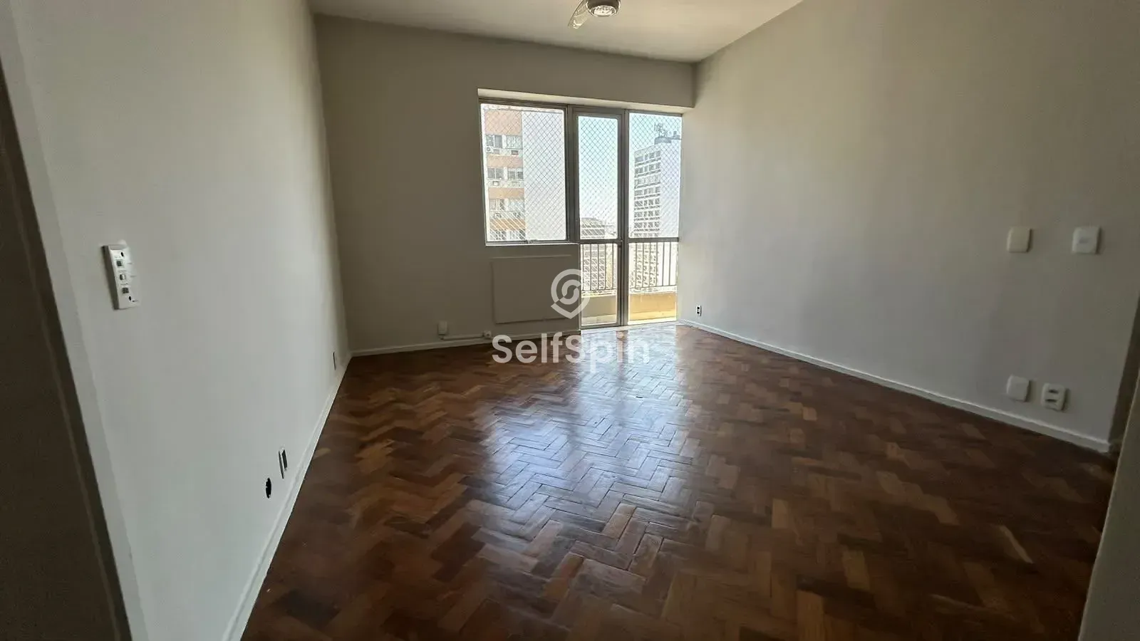 Wood or laminate floors in a 4-bedroom apartment, 114 m² — photo 6