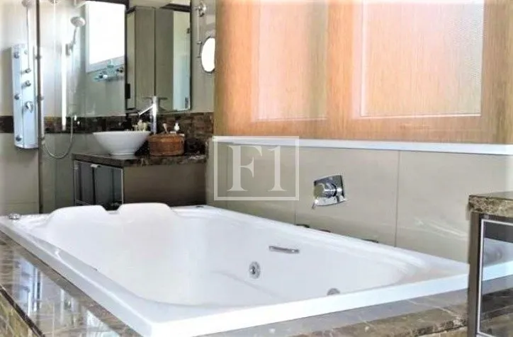 Furnished house, 450 m², with floor-to-ceiling windows — photo 70