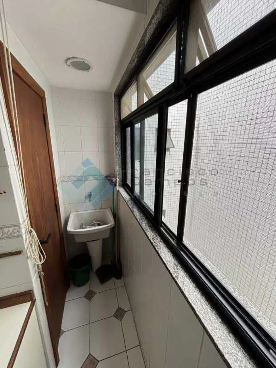 3-bedroom apartment with a glass-enclosed balcony — photo 9