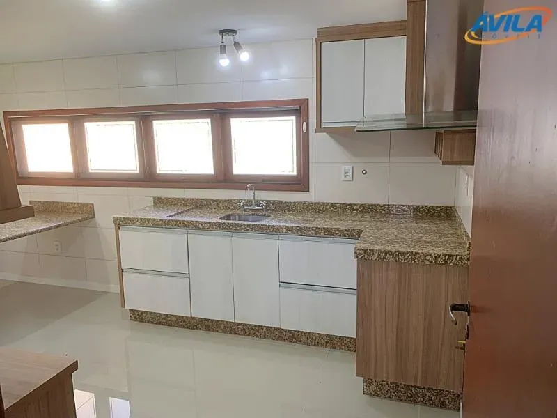 Casa com cozinha separada e 4 vagas de garagem