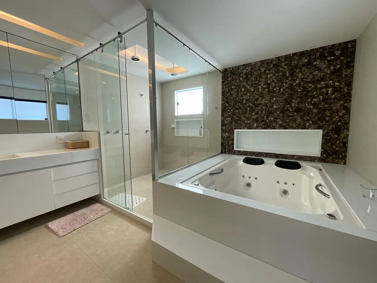 760 m² house with a private pool and a jacuzzi — photo 26