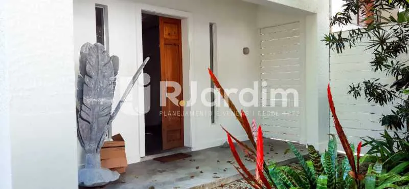 Residential house with a closed kitchen and gas stove — photo 3